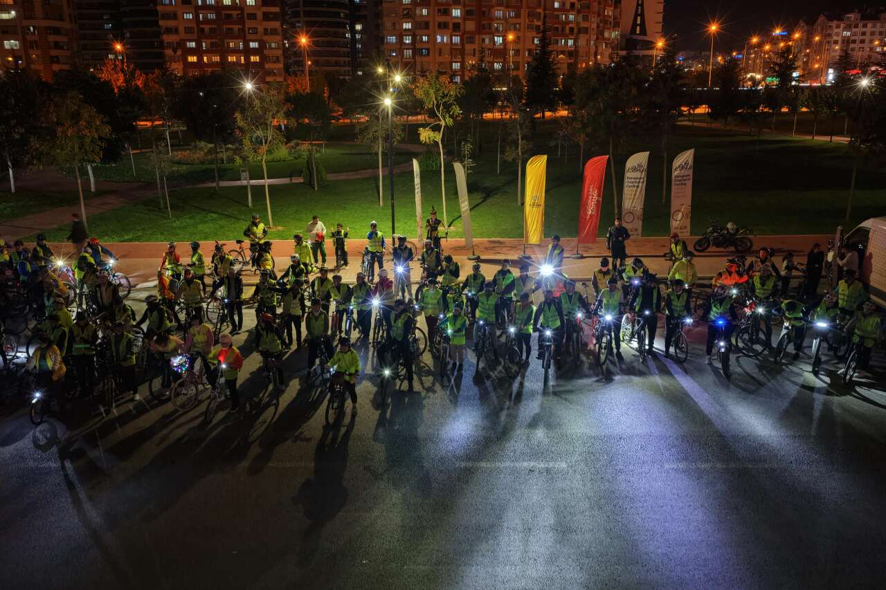Konya’da pazartesi akşamlarının yeni geleneği! Yüzlerce yıllık tarihe pedal çevirdiler 5
